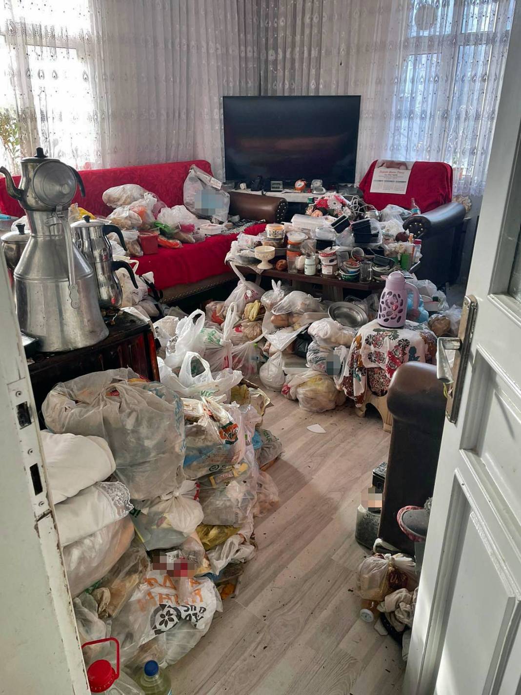 10 yıldır biriktirdiği çöpler apartman sakinlerini çıldırttı! Kamyon kamyon toplanan çöpler şaşkına çevirdi 2